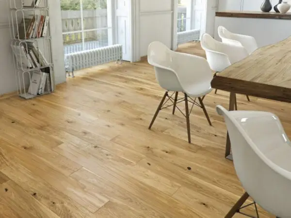 Landhausdiele 2132‑A Eiche Hallertau – Raumbild mit verlegtem Parkett