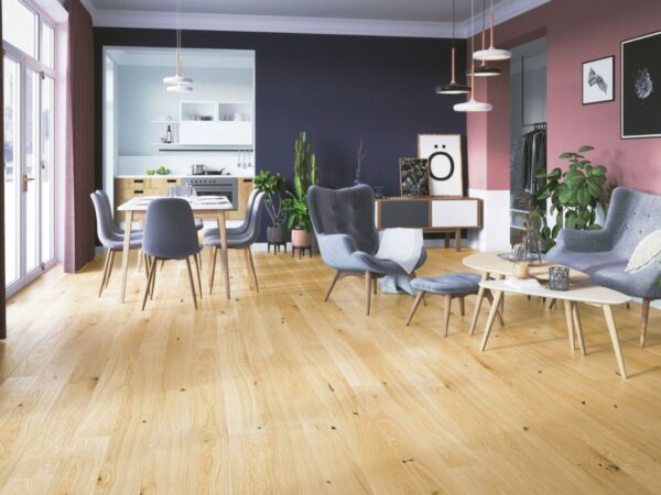 Wohnraum mit Landhausdiele Eiche Rohoptik Hallertau