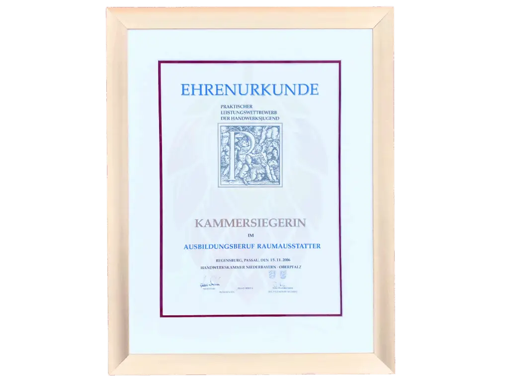 Urkunde Kammersiegerin gerahmt in Metallrahmen von Reiser in Mainburg
