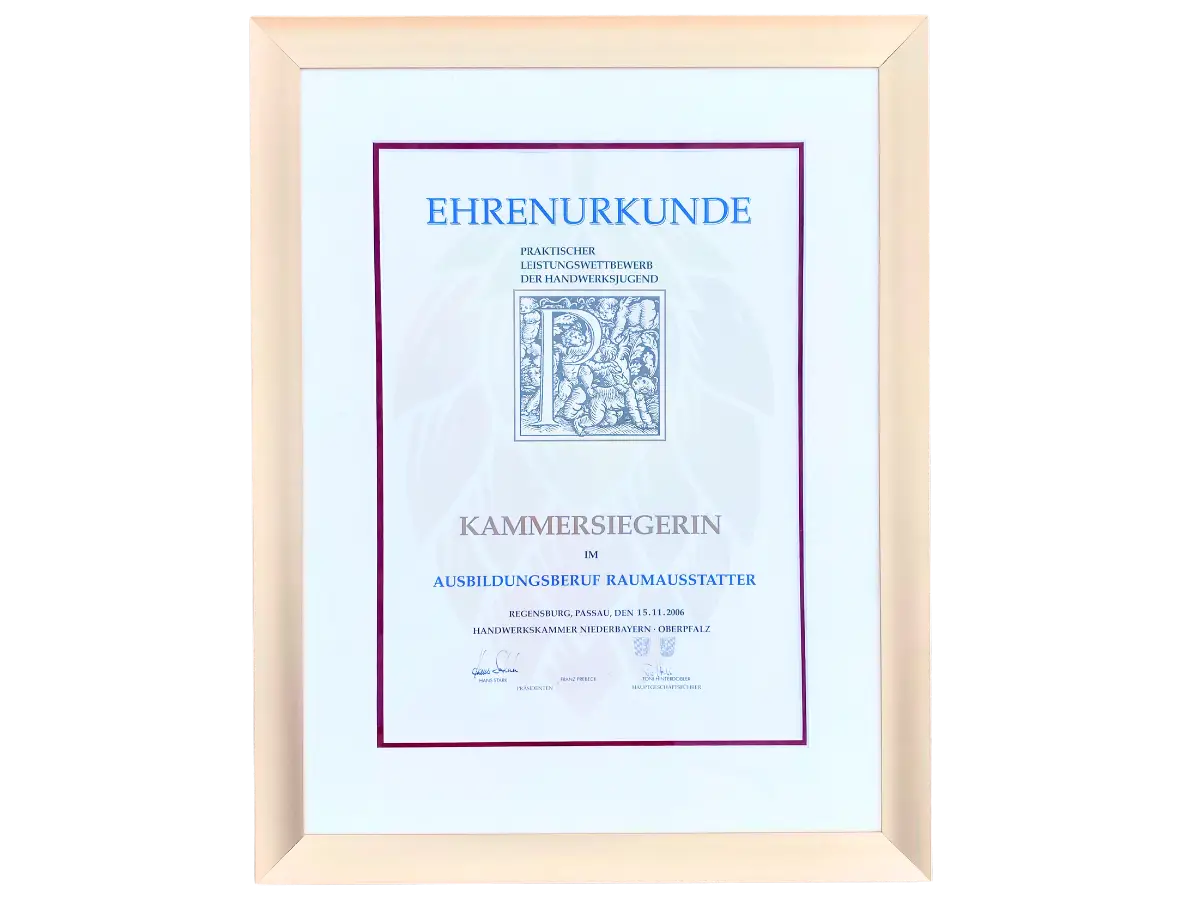 Urkunde Kammersiegerin gerahmt in Metallrahmen von Reiser in Mainburg